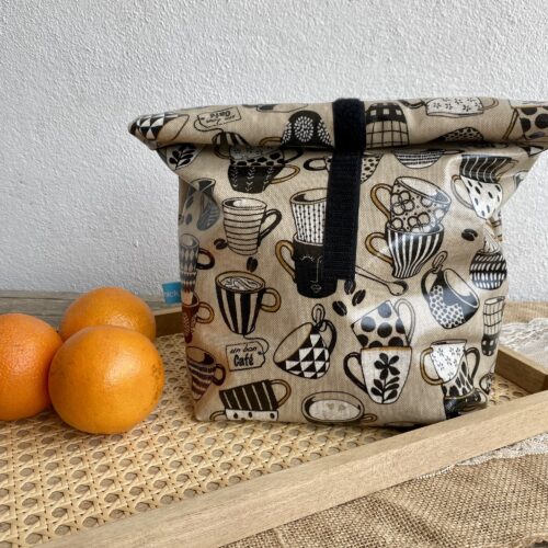 Lunchbag Größe L mit Kaffeetassen in beige, Schwarz/ weiß, von von vorne