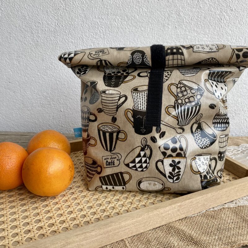 Lunchbag Größe L mit Kaffeetassen in beige, Schwarz/ weiß, von von vorne