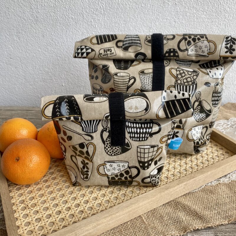 Lunchbag Größe L und S mit Kaffeetassen in beige, Schwarz/ weiß, von von vorne,Größenvergleich