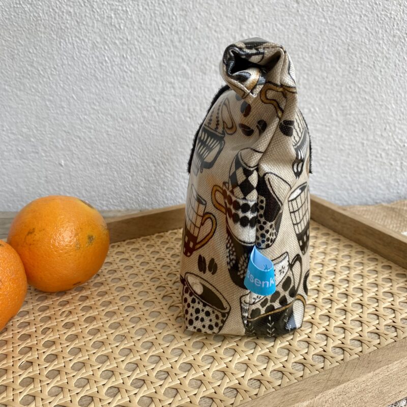 Lunchbag Größe S mit Kaffeetassen in beige, Schwarz/ weiß, von der Seite, befüllt