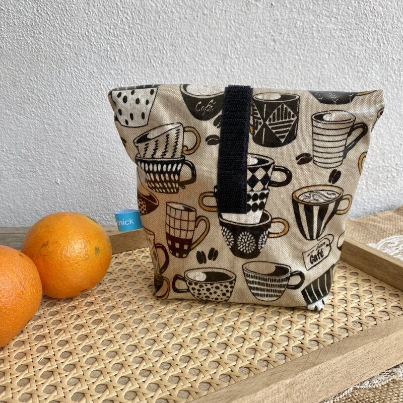 Lunchbag Größe S mit Kaffeetassen in beige, Schwarz/ weiß, befüllt, Rückseite