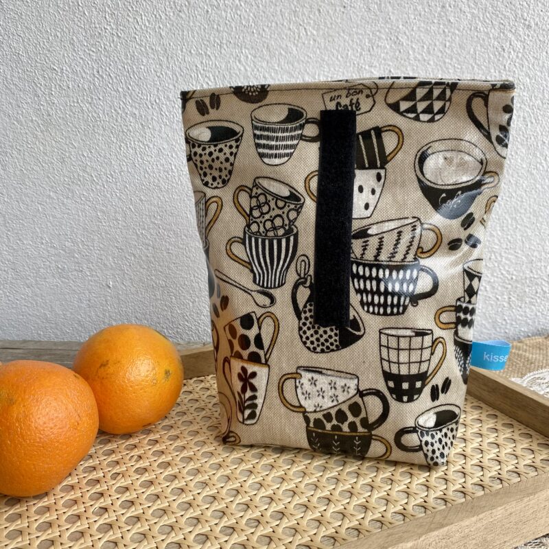 Lunchbag Größe S mit Kaffeetassen in beige, Schwarz/ weiß, geöffnet, von vorne