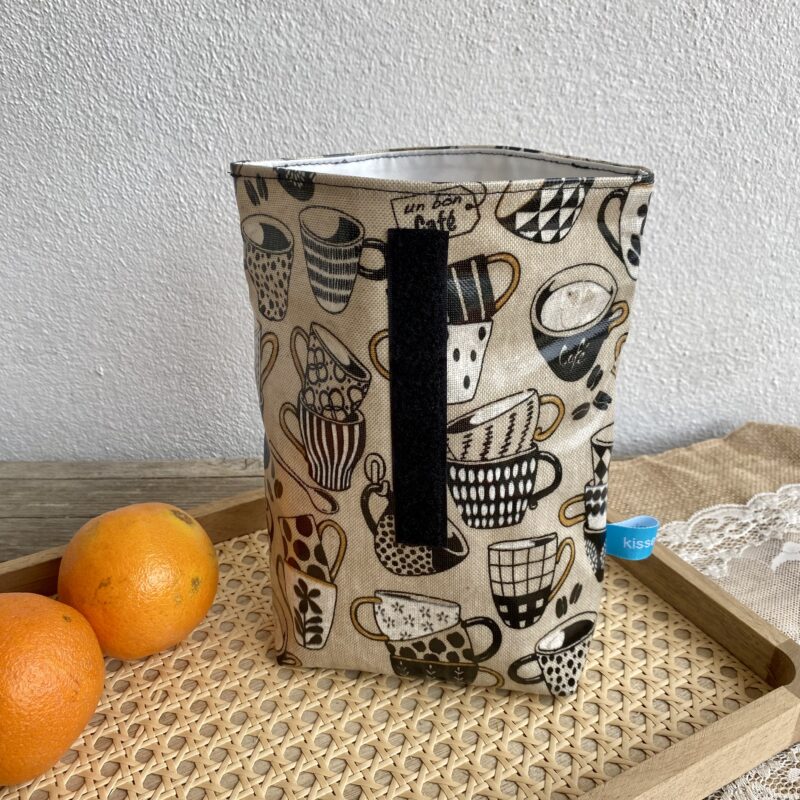 Lunchbag Größe S mit Kaffeetassen in beige, Schwarz/ weiß, geöffnet