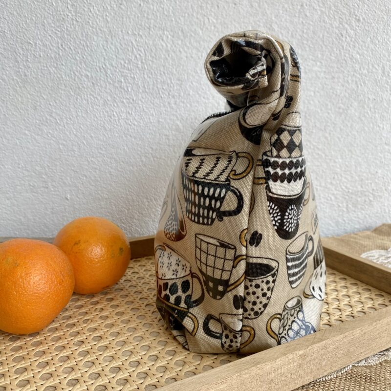 Lunchbag Größe L mit Kaffeetassen in beige, Schwarz/ weiß, von der Seite, befüllt
