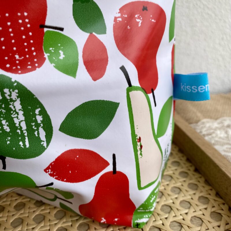 Lunchbag, Äpfel und Birnen, Picknickbag, Utensilo, Wetbag rot/ grün, auswaschbar aus beschichtetem Wachstuch, Größe M