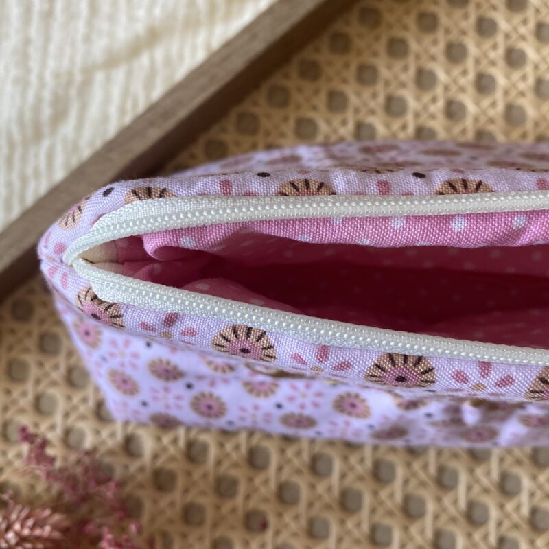 Täschchen Klimbim, bestickte Tasche mit Schriftzug, rosa, geblümt, zarte Farben, Innenfutter und verstärkt, von hinten, Detial von oben