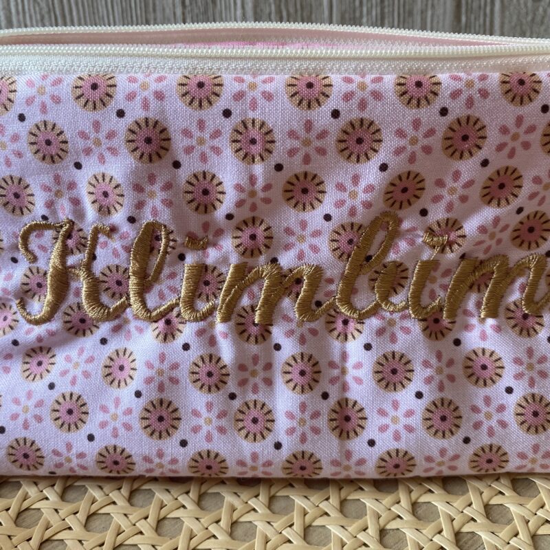 Täschchen Klimbim, bestickte Tasche mit Schriftzug, rosa, geblümt, zarte Farben, Innenfutter und verstärkt, von hinten, Detail Bestickung Vorderseite