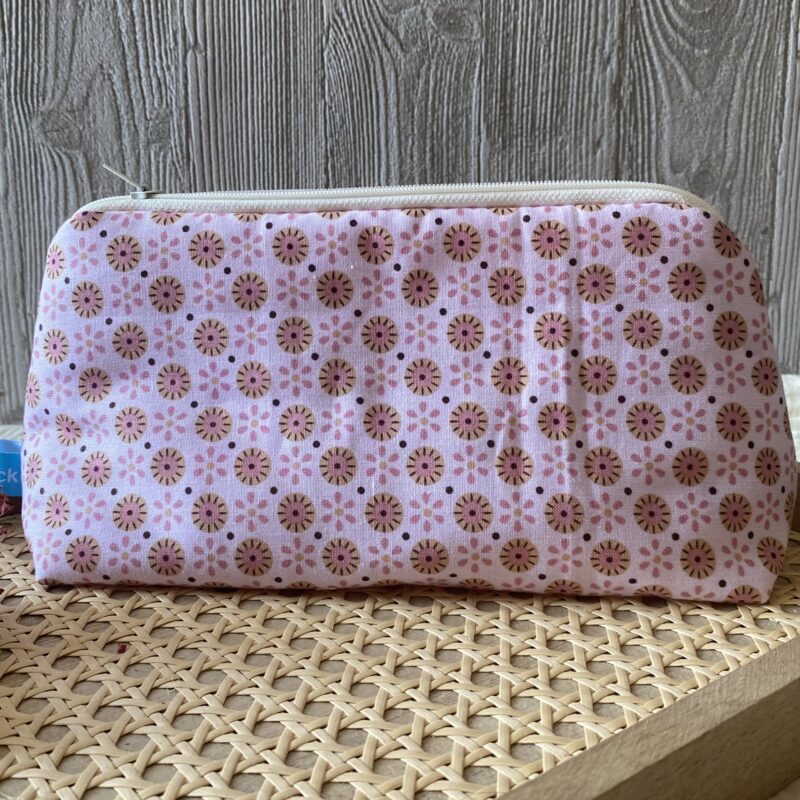 Täschchen Klimbim, bestickte Tasche mit Schriftzug, rosa, geblümt, zarte Farben, Innenfutter und verstärkt, von hinten, keine Bestickung