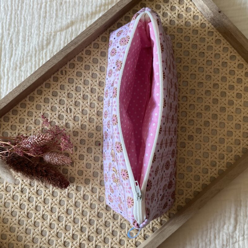 Täschchen Klimbim, bestickte Tasche mit Schriftzug, rosa, geblümt, zarte Farben, Innenfutter und verstärkt, Detail reissverschluss & Innenfutter, von oben