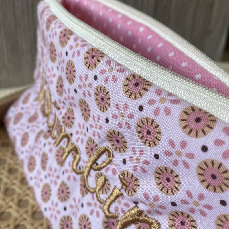 Täschchen Klimbim, bestickte Tasche mit Schriftzug, rosa, geblümt, zarte Farben, Innenfutter und verstärkt, Detail reissverschluss & Innenfutter