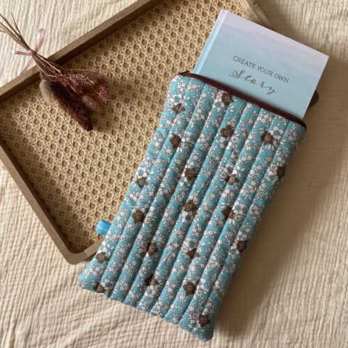 gesteppte Buchtasche, Buchhülle türkis mit braunen Blumen, innen rot-weiße Streifen