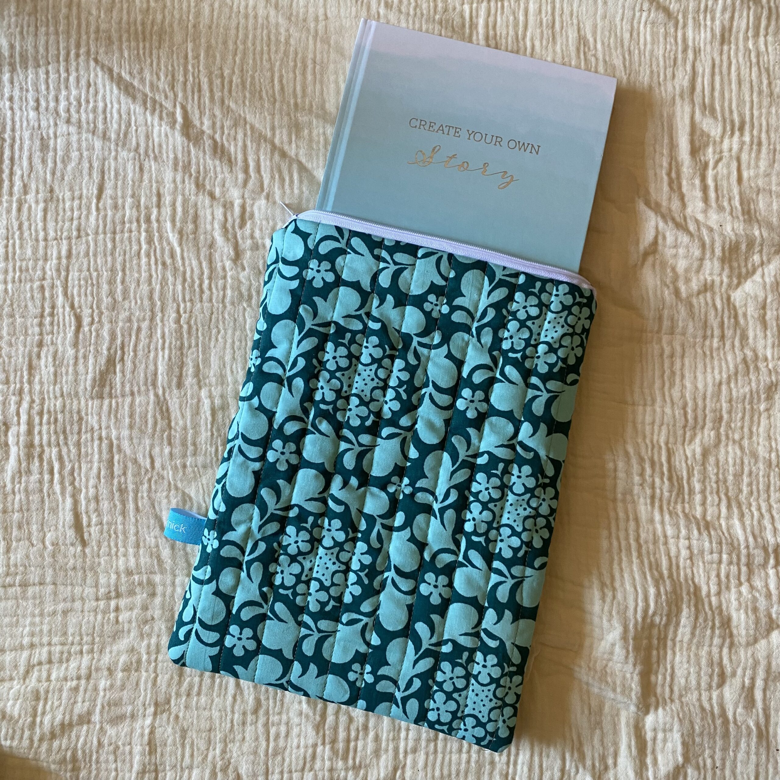 Buchtasche gepolstert, Retrolook, grün mit Blumen, Buchhülle wattiert und mit Reissverschluss