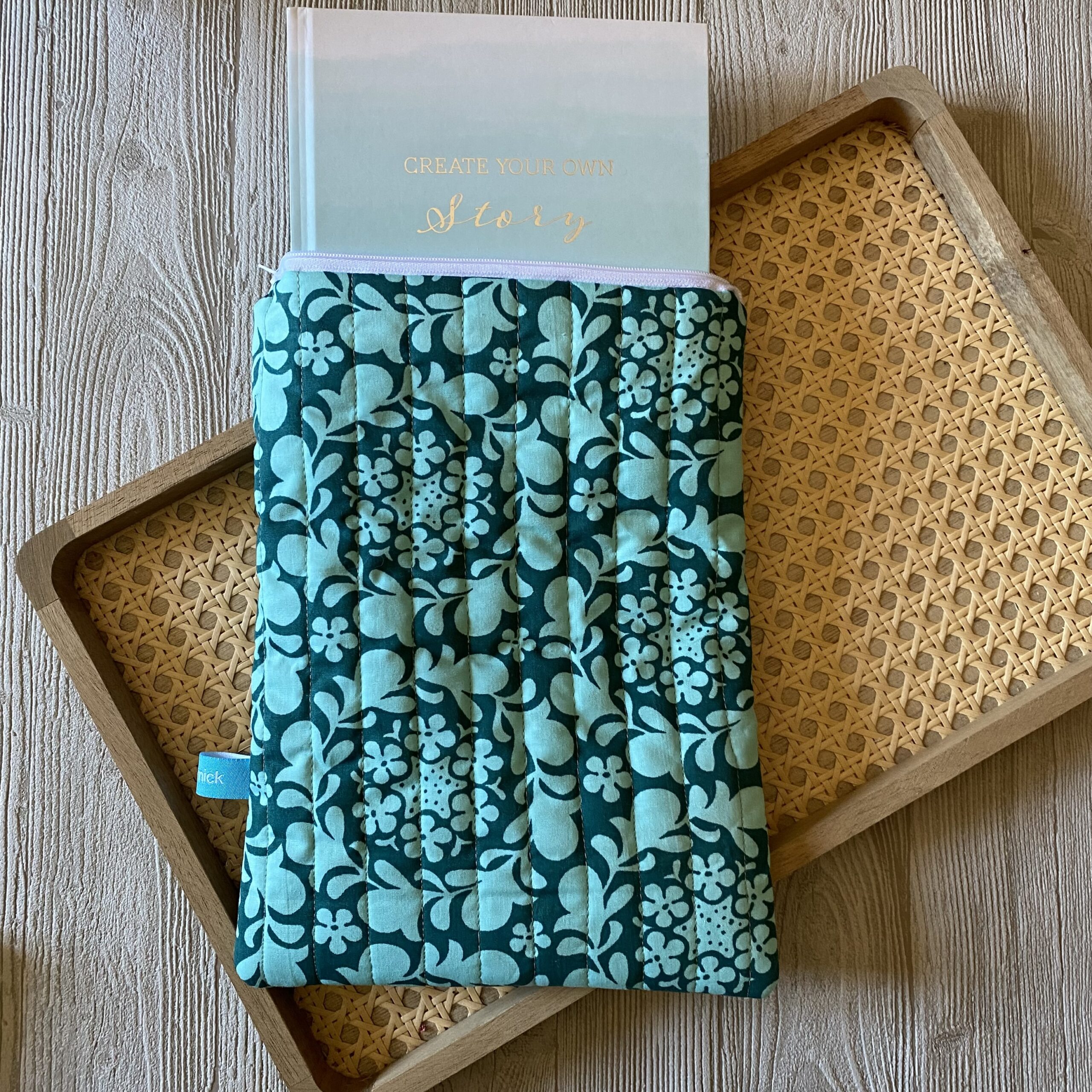 Buchtasche gepolstert, Retrolook, grün mit Blumen, Buchhülle wattiert und mit Reissverschluss