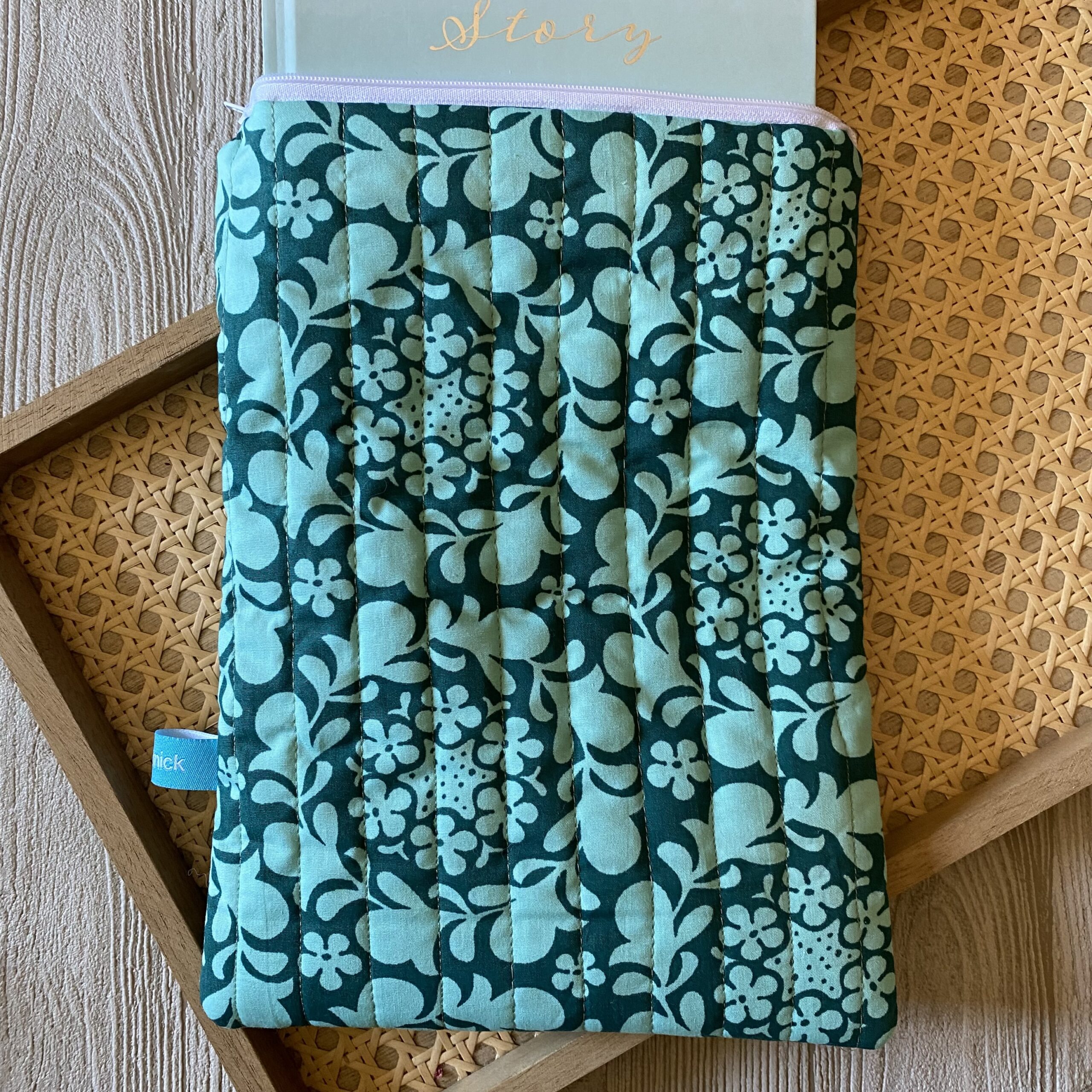Buchtasche gepolstert, Retrolook, grün mit Blumen, Buchhülle wattiert und mit Reissverschluss