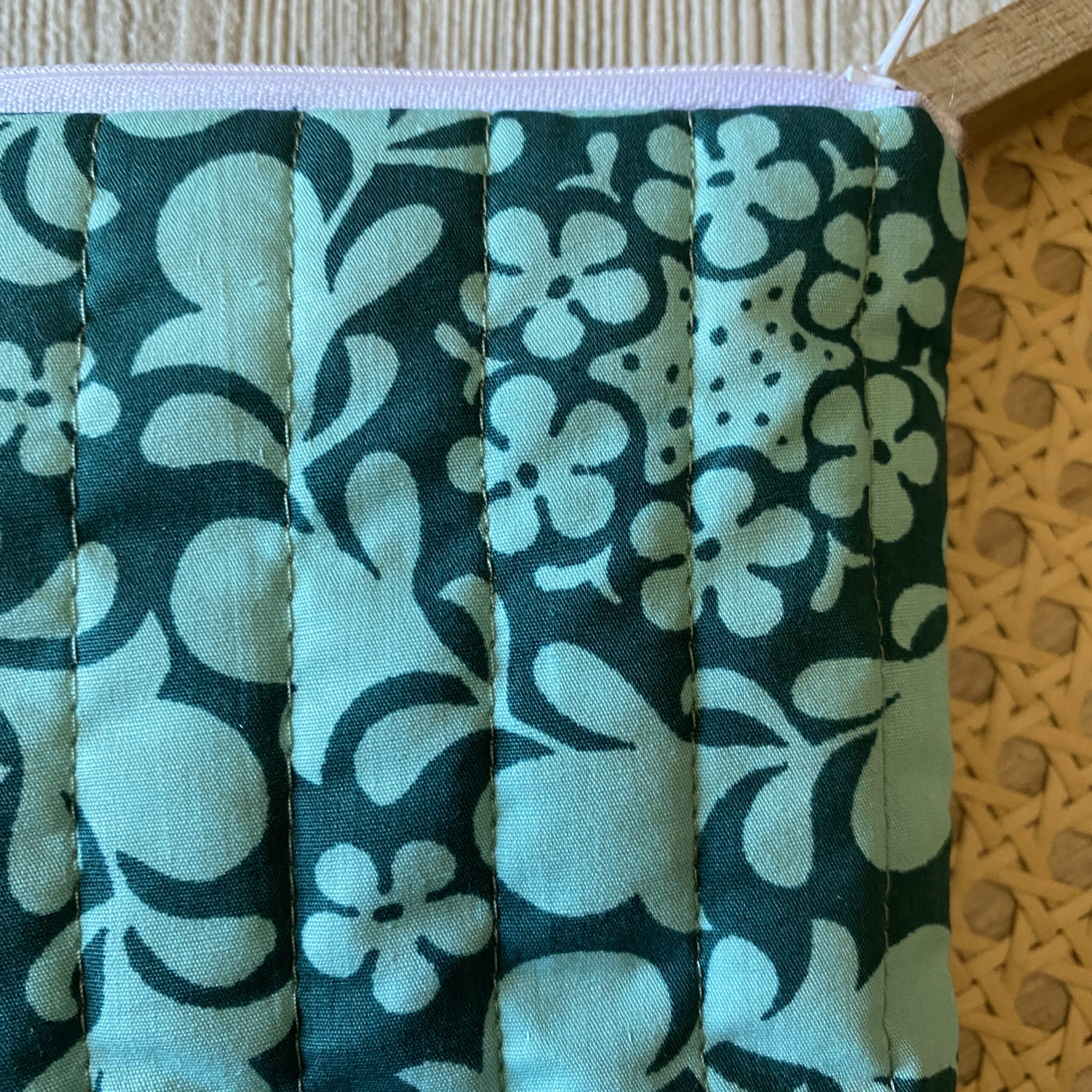 Buchtasche gepolstert, Retrolook, grün mit Blumen, Buchhülle wattiert und mit Reissverschluss