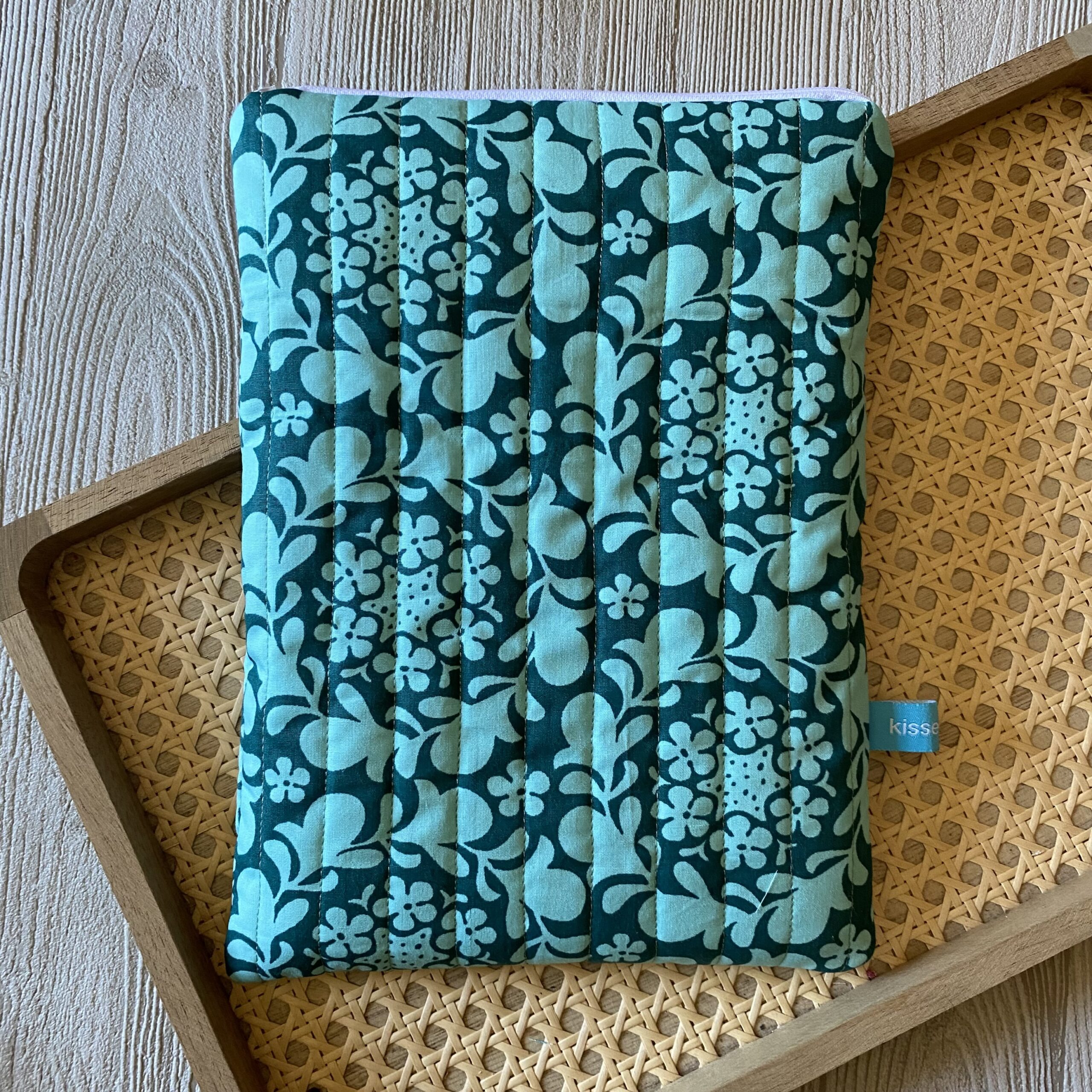 Buchtasche gepolstert, Retrolook, grün mit Blumen, Buchhülle wattiert und mit Reissverschluss