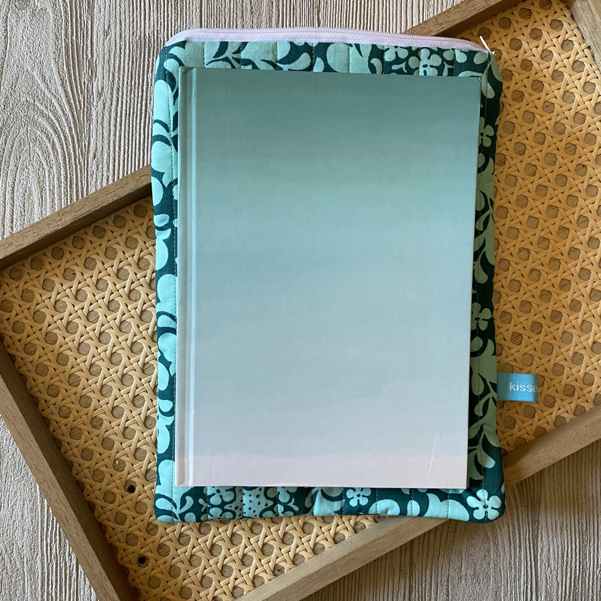 Buchtasche gepolstert, Retrolook, grün mit Blumen, Buchhülle wattiert und mit Reissverschluss