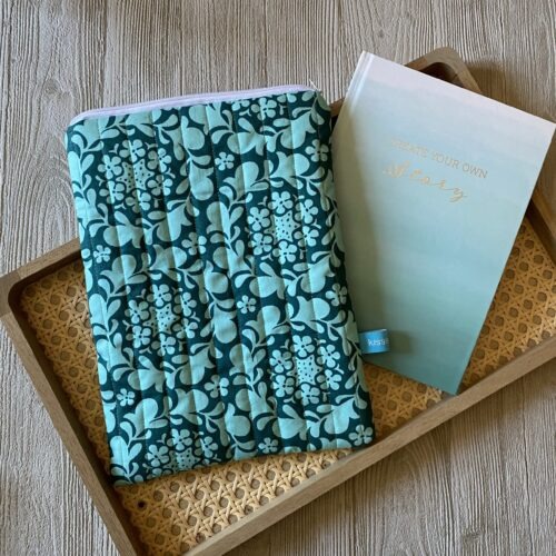 Buchtasche gepolstert, Retrolook, grün mit Blumen, Buchhülle wattiert und mit Reissverschluss