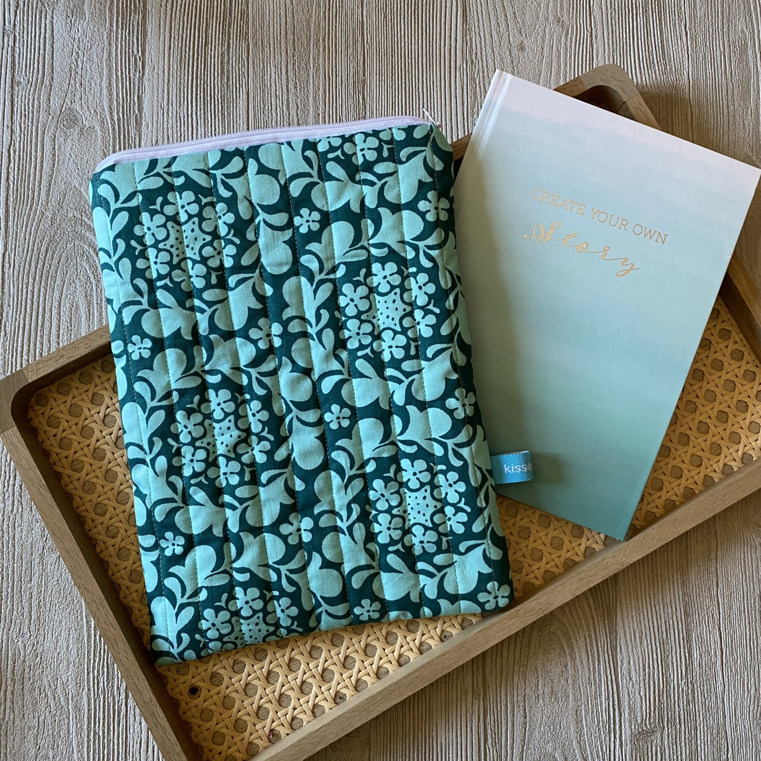 Buchtasche gepolstert, Retrolook, grün mit Blumen, Buchhülle wattiert und mit Reissverschluss