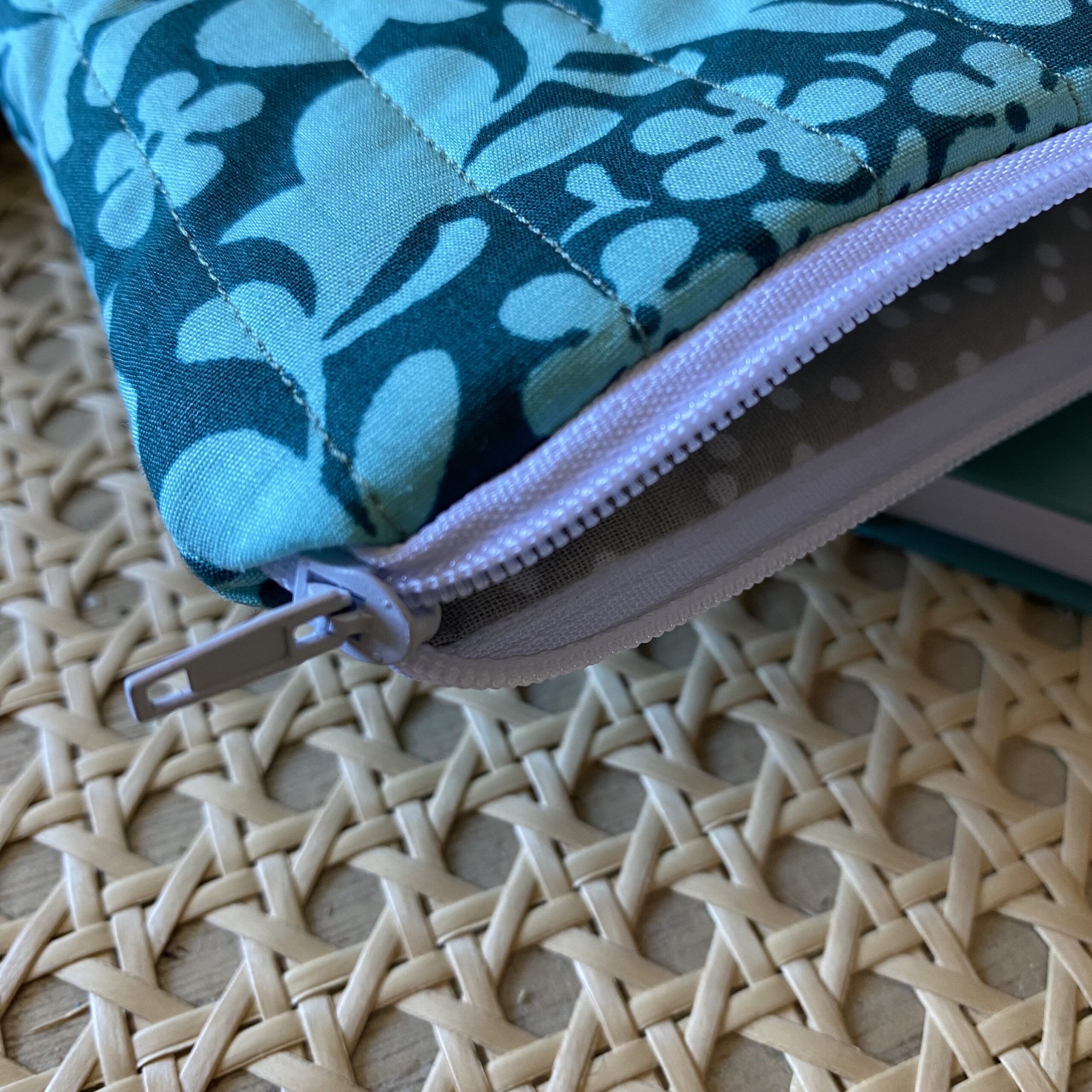 Buchtasche gepolstert, Retrolook, grün mit Blumen, Buchhülle wattiert und mit Reissverschluss