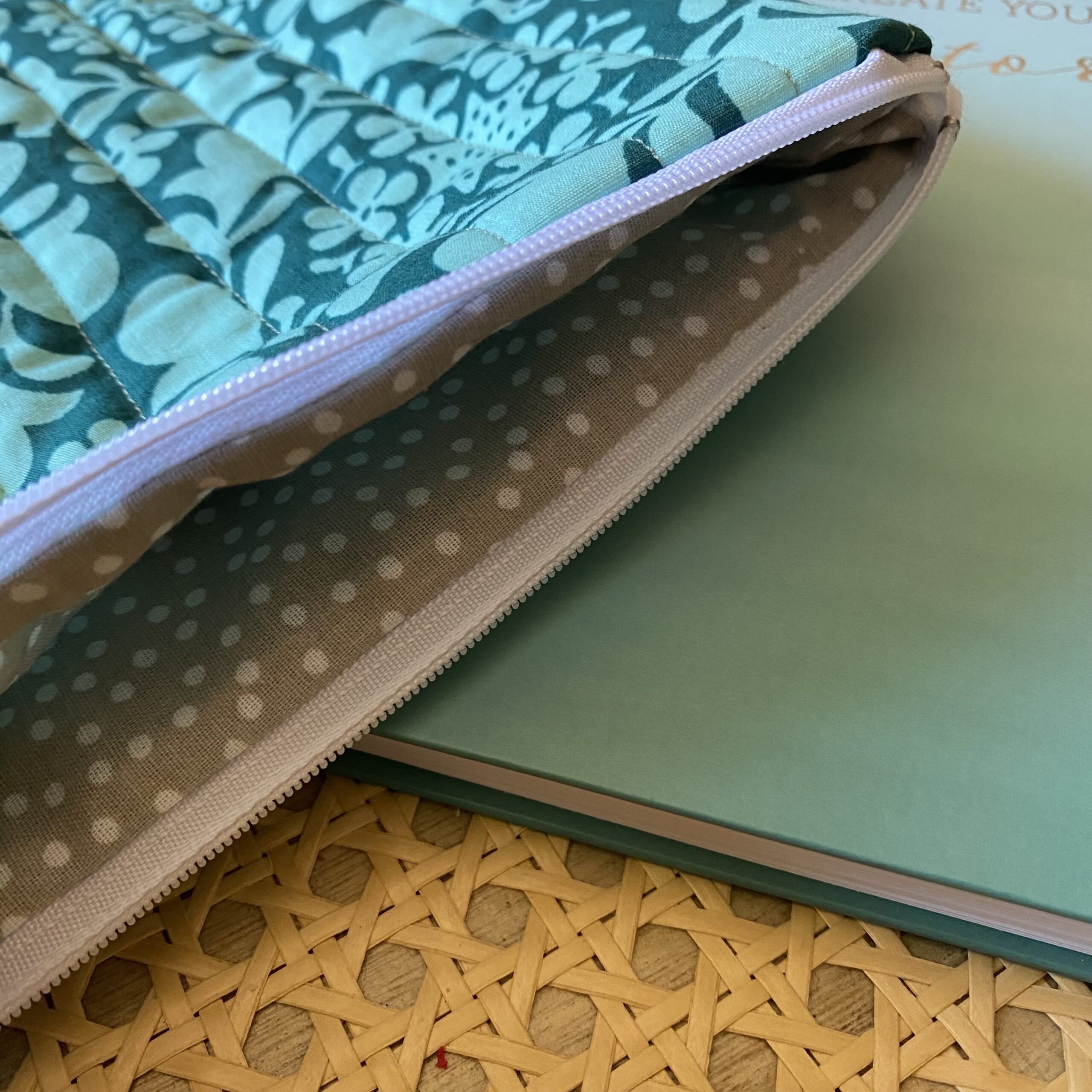 Buchtasche gepolstert, Retrolook, grün mit Blumen, Buchhülle wattiert und mit Reissverschluss