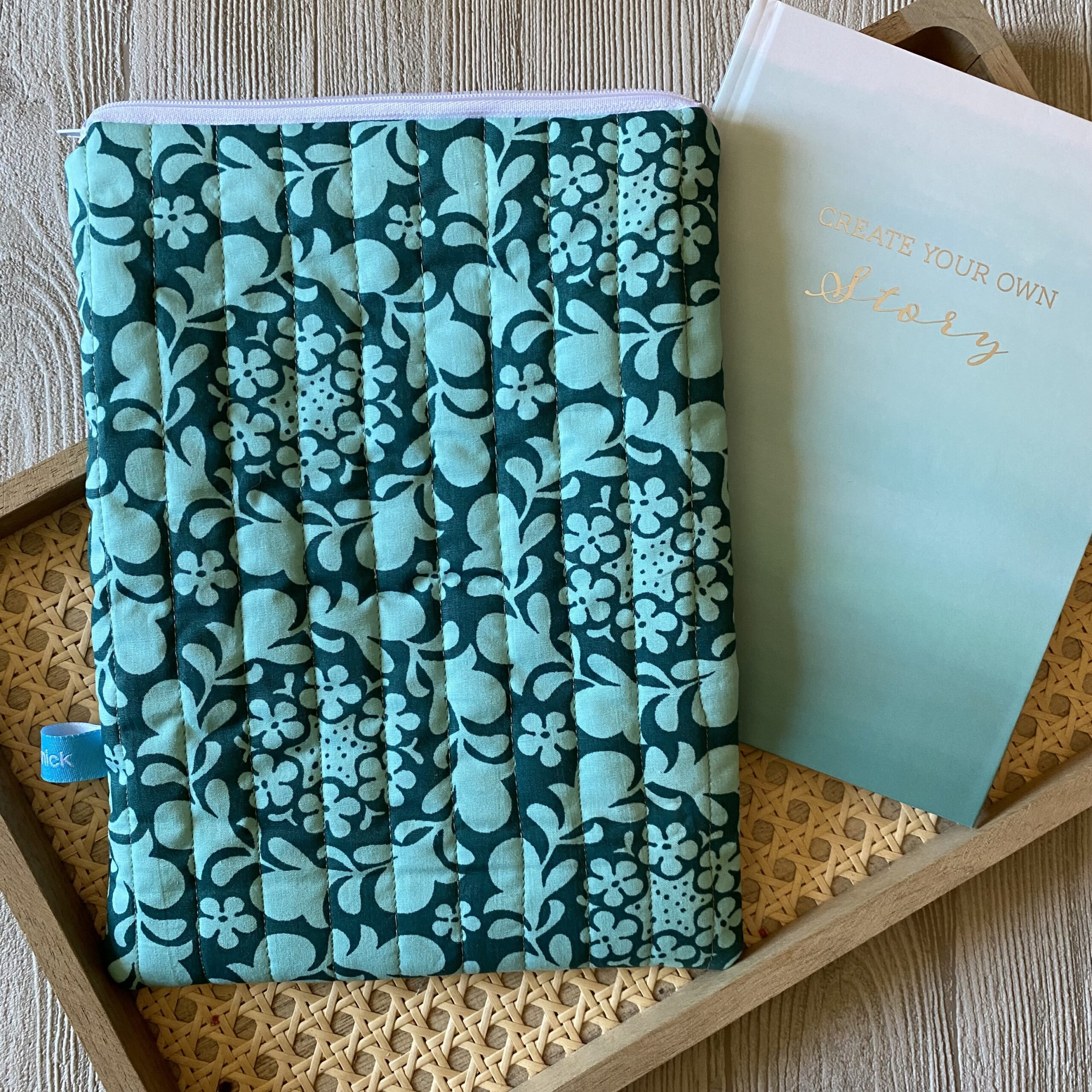 Buchtasche gepolstert, Retrolook, grün mit Blumen, Buchhülle wattiert und mit Reissverschluss
