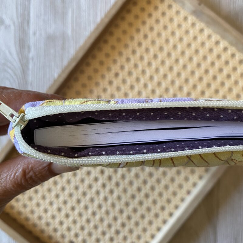 abgesteppte Buchtasche aus Retrostoff, 70er Jahre Fower Power