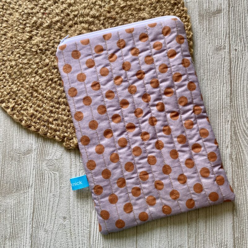 Buchtasche gesteppt mit Reissverschluss, Punkte, Ebook Tasche, Buchhülle gepunktet, gequiltet – Bild 6