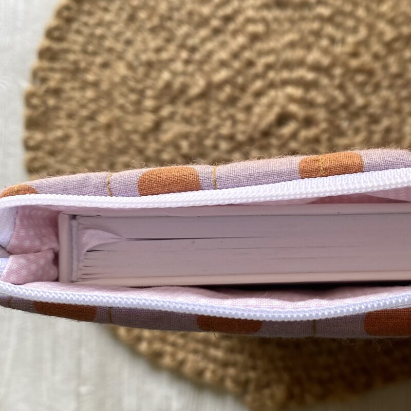 Buchtasche gesteppt mit Reissverschluss, Punkte, Ebook Tasche, Buchhülle gepunktet, gequiltet – Bild 2