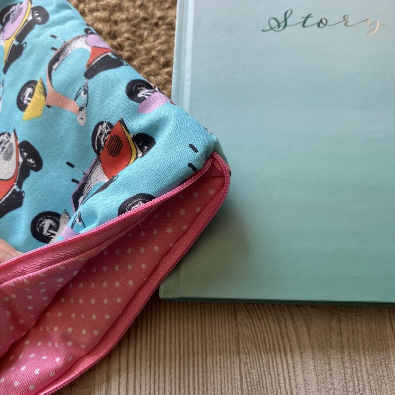 Retro Buchtasche mit Rollern, Buchhülle mit Reissverschluss im Retrolook türkis mit Motorrollern – Bild 4