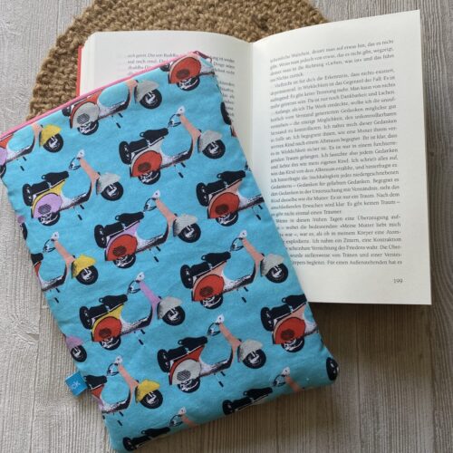 Retro Buchtasche mit Rollern, Buchhülle mit Reissverschluss im Retrolook türkis mit Motorrollern