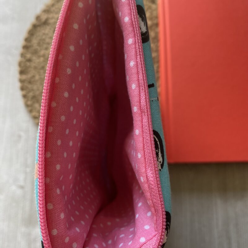 Retro Buchtasche mit Rollern, Buchhülle mit Reissverschluss im Retrolook türkis mit Motorrollern – Bild 8