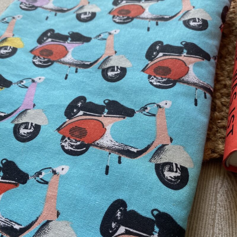 Retro Buchtasche mit Rollern, Buchhülle mit Reissverschluss im Retrolook türkis mit Motorrollern – Bild 7