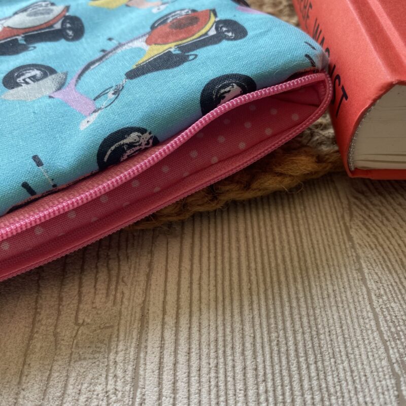 Retro Buchtasche mit Rollern, Buchhülle mit Reissverschluss im Retrolook türkis mit Motorrollern – Bild 9