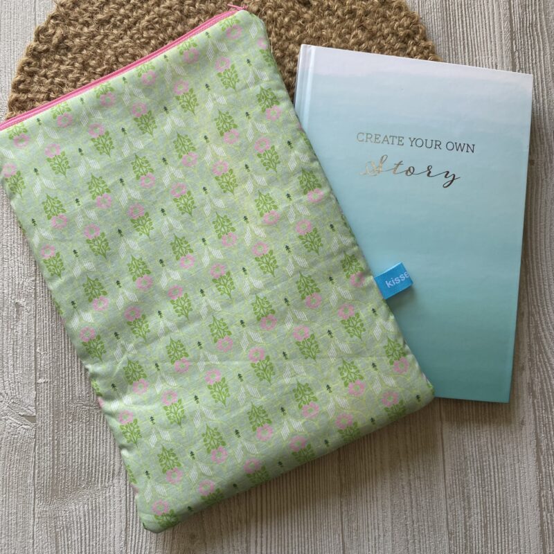 Buchtasche im Retrolook grün mit pinken Blumen, Buchhülle mit Reissverschluss