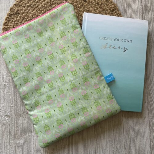 Buchtasche im Retrolook grün mit pinken Blumen, Buchhülle mit Reissverschluss