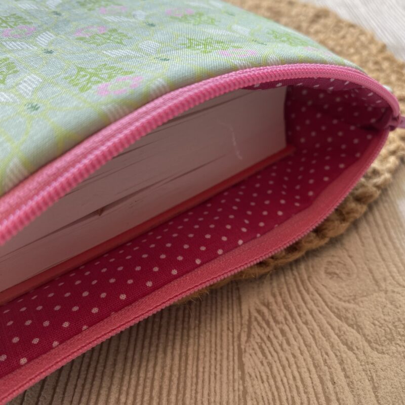 Buchtasche im Retrolook grün mit pinken Blumen, Buchhülle mit Reissverschluss – Bild 3