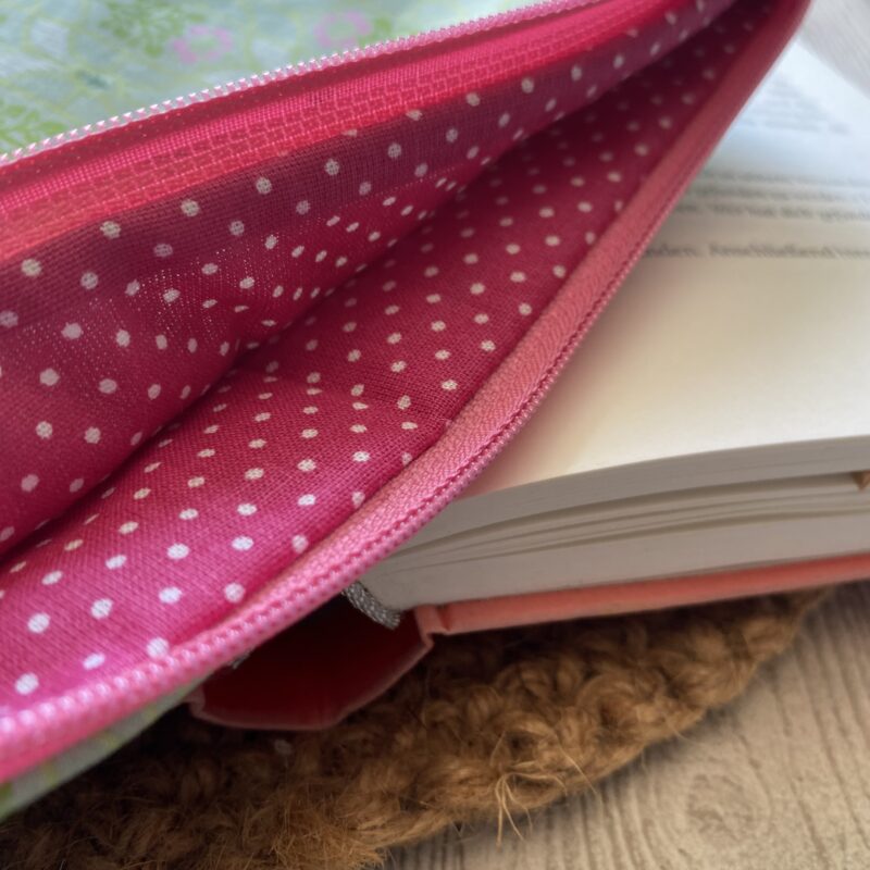 Buchtasche im Retrolook grün mit pinken Blumen, Buchhülle mit Reissverschluss – Bild 7