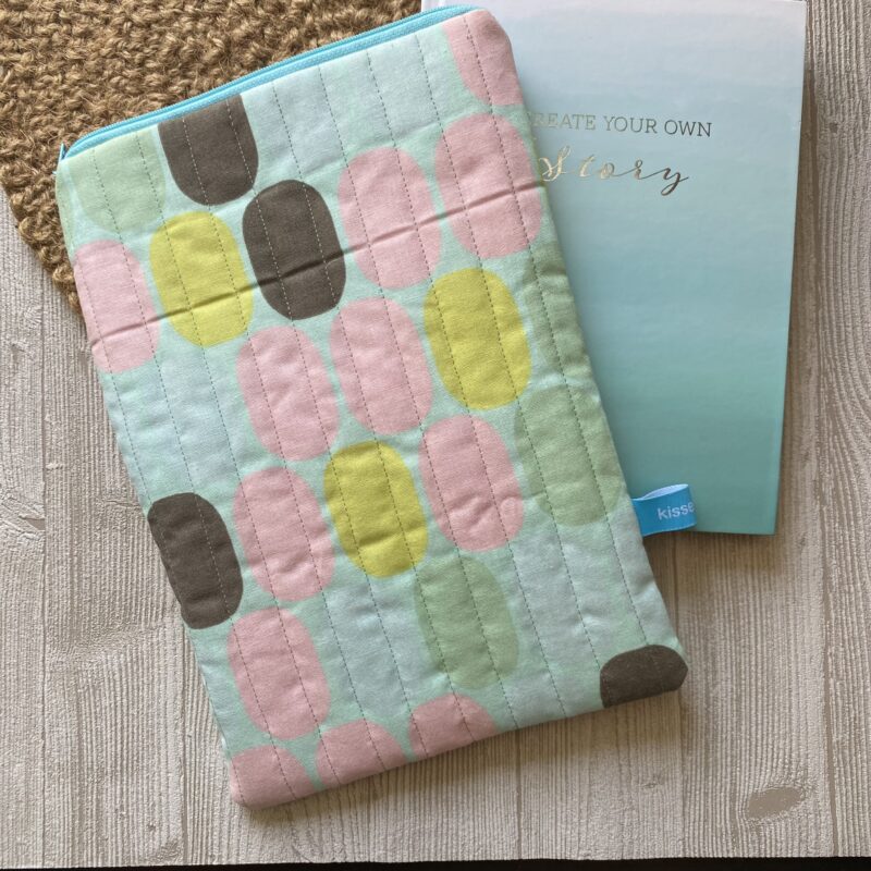 Buchtasche gesteppt mit Reissverschluss, große ovale Punkte, Ebook Tasche, Buchhülle, gequiltet, pastell – Bild 6
