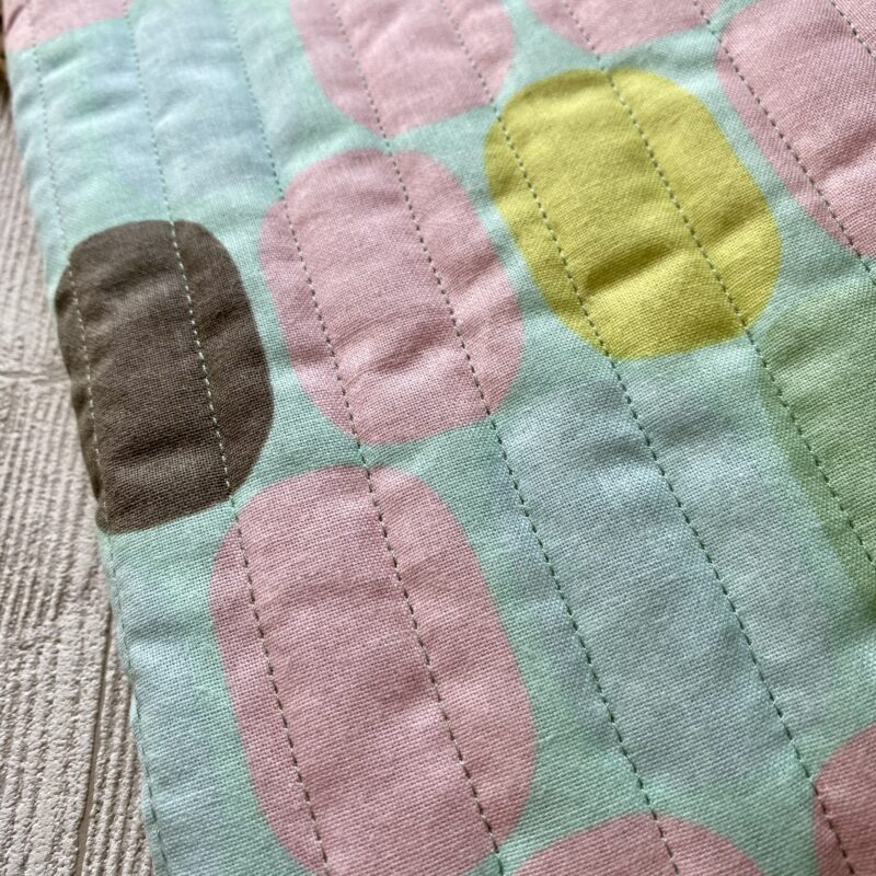 Buchtasche gesteppt mit Reissverschluss, große ovale Punkte, Ebook Tasche, Buchhülle, gequiltet, pastell – Bild 5