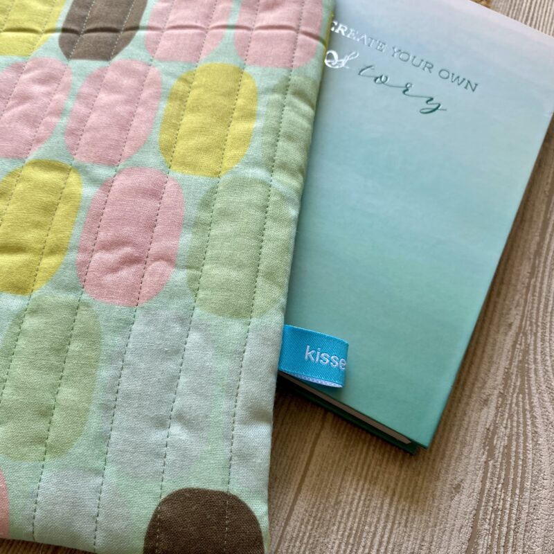 Buchtasche gesteppt mit Reissverschluss, große ovale Punkte, Ebook Tasche, Buchhülle, gequiltet, pastell – Bild 4
