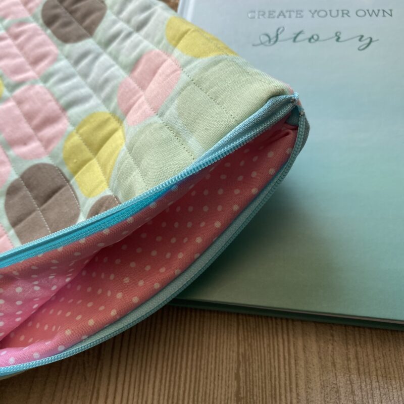 Buchtasche gesteppt mit Reissverschluss, große ovale Punkte, Ebook Tasche, Buchhülle, gequiltet, pastell – Bild 2