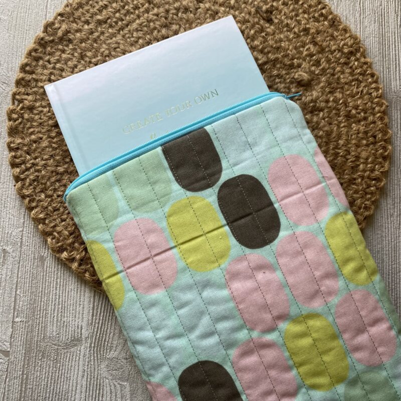 Buchtasche gesteppt mit Reissverschluss, große ovale Punkte, Ebook Tasche, Buchhülle, gequiltet, pastell – Bild 3