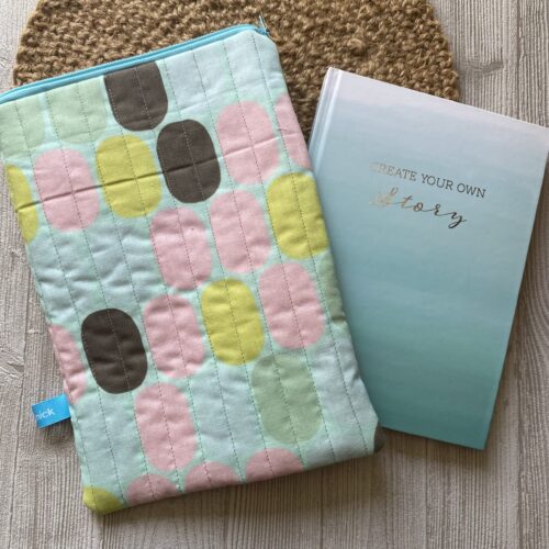 Buchtasche gesteppt mit Reissverschluss, große ovale Punkte, Ebook Tasche, Buchhülle, gequiltet, pastell