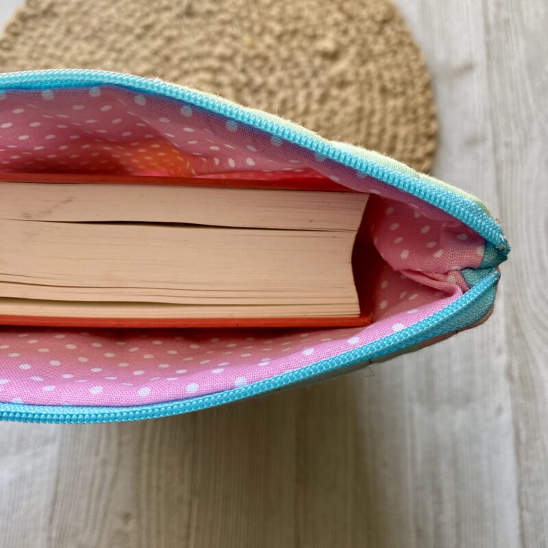 Buchtasche gesteppt mit Reissverschluss, große ovale Punkte, Ebook Tasche, Buchhülle, gequiltet, pastell – Bild 8