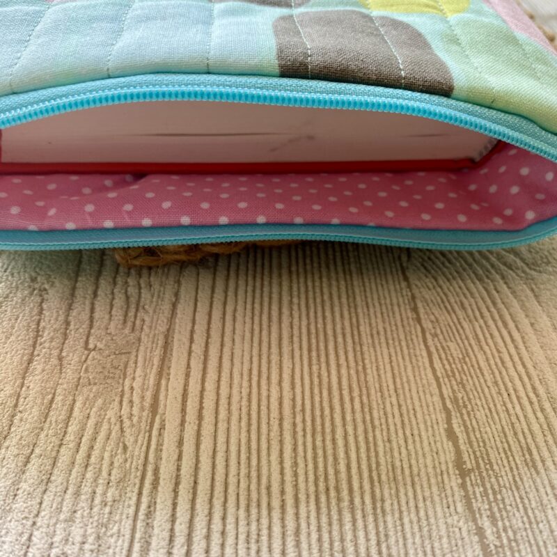Buchtasche gesteppt mit Reissverschluss, große ovale Punkte, Ebook Tasche, Buchhülle, gequiltet, pastell – Bild 9