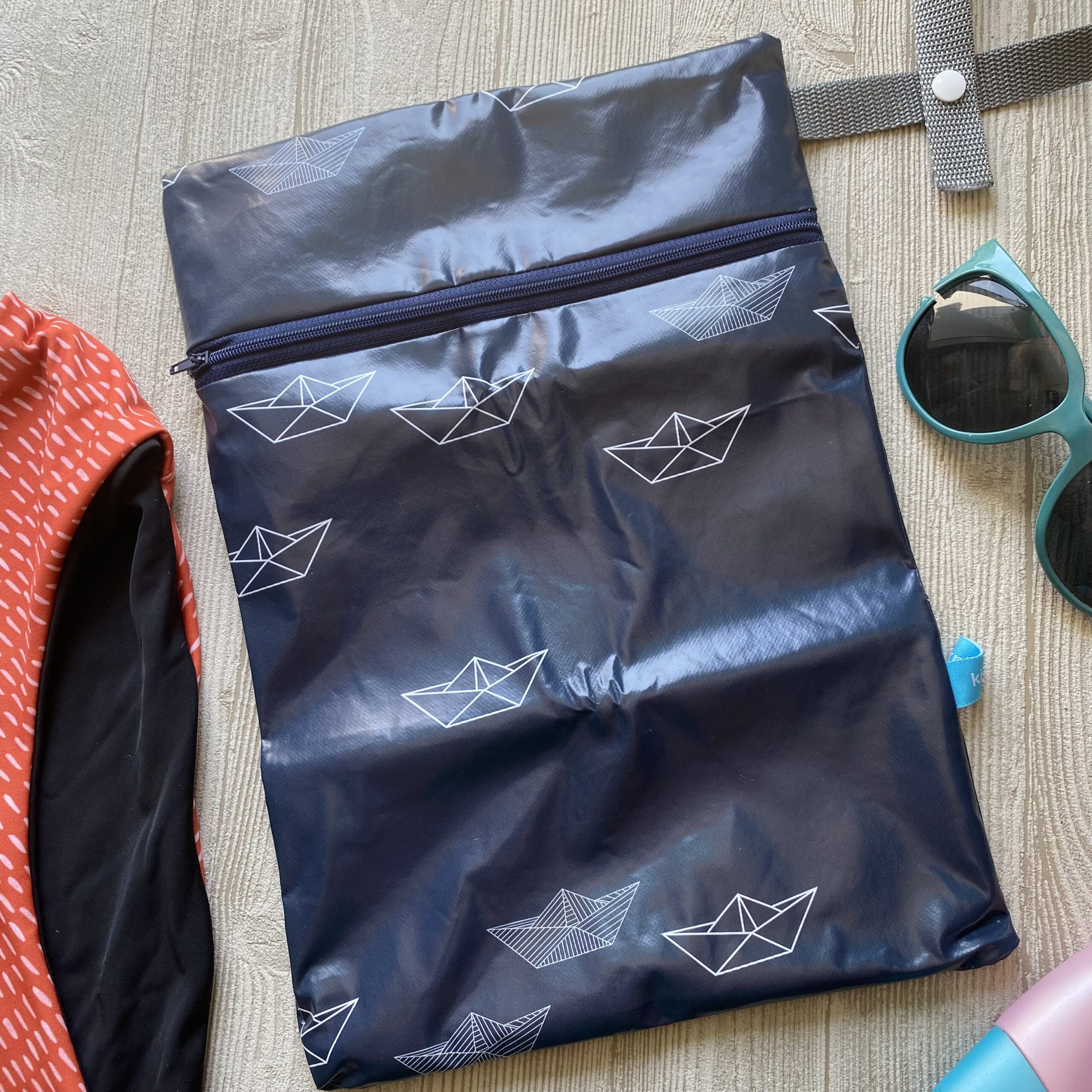 maritimes Wetbag mit Booten, dunkelblau, Schwimmtasche, Nasstasche mit Aufhängung & faltbar für nasse Badekleidung oder als Schampootasche, Motiv: Papierboote