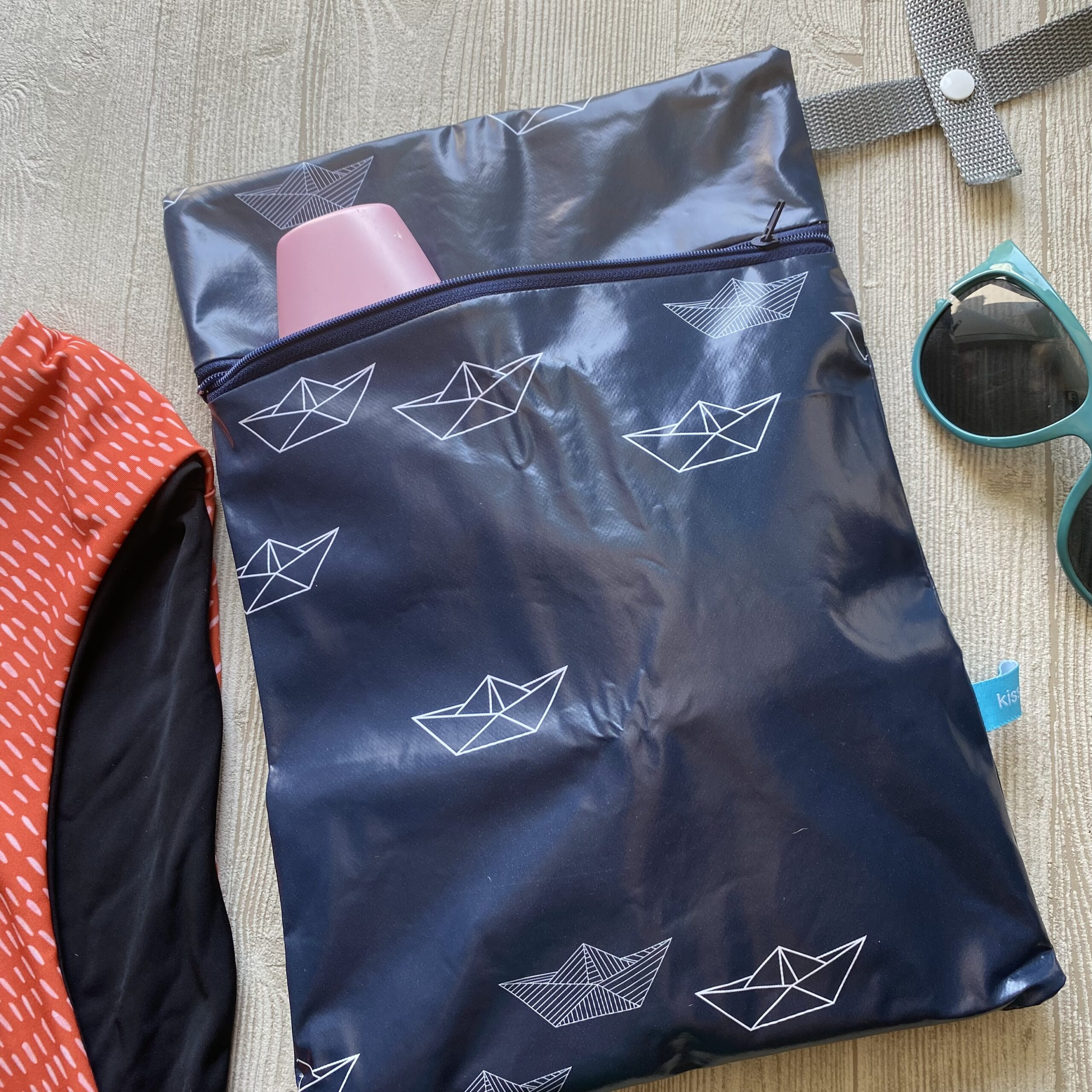 maritimes Wetbag mit Booten, dunkelblau, Schwimmtasche, Nasstasche mit Aufhängung & faltbar für nasse Badekleidung oder als Schampootasche, Motiv: Papierboote