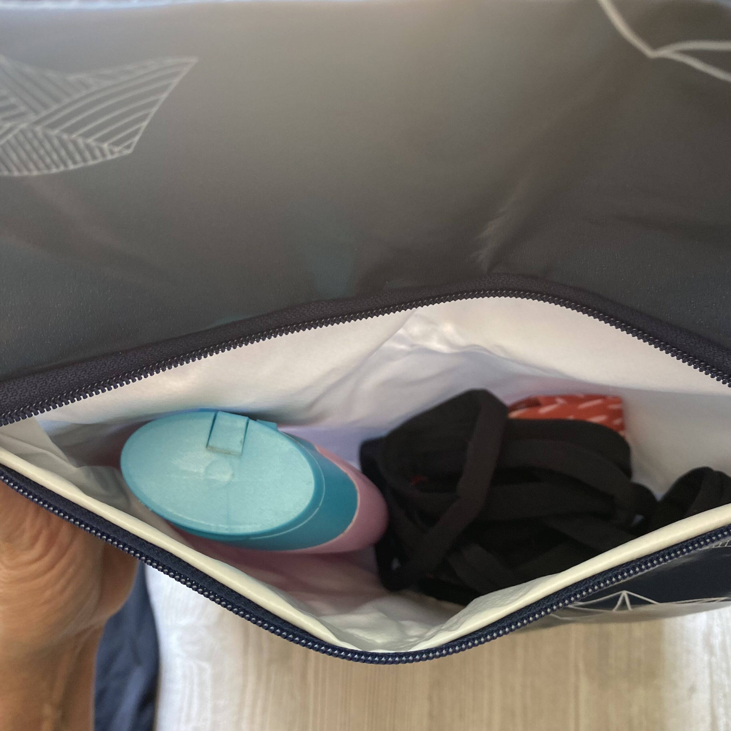 maritimes Wetbag mit Booten, dunkelblau, Schwimmtasche, Nasstasche mit Aufhängung & faltbar für nasse Badekleidung oder als Schampootasche, Motiv: Papierboote