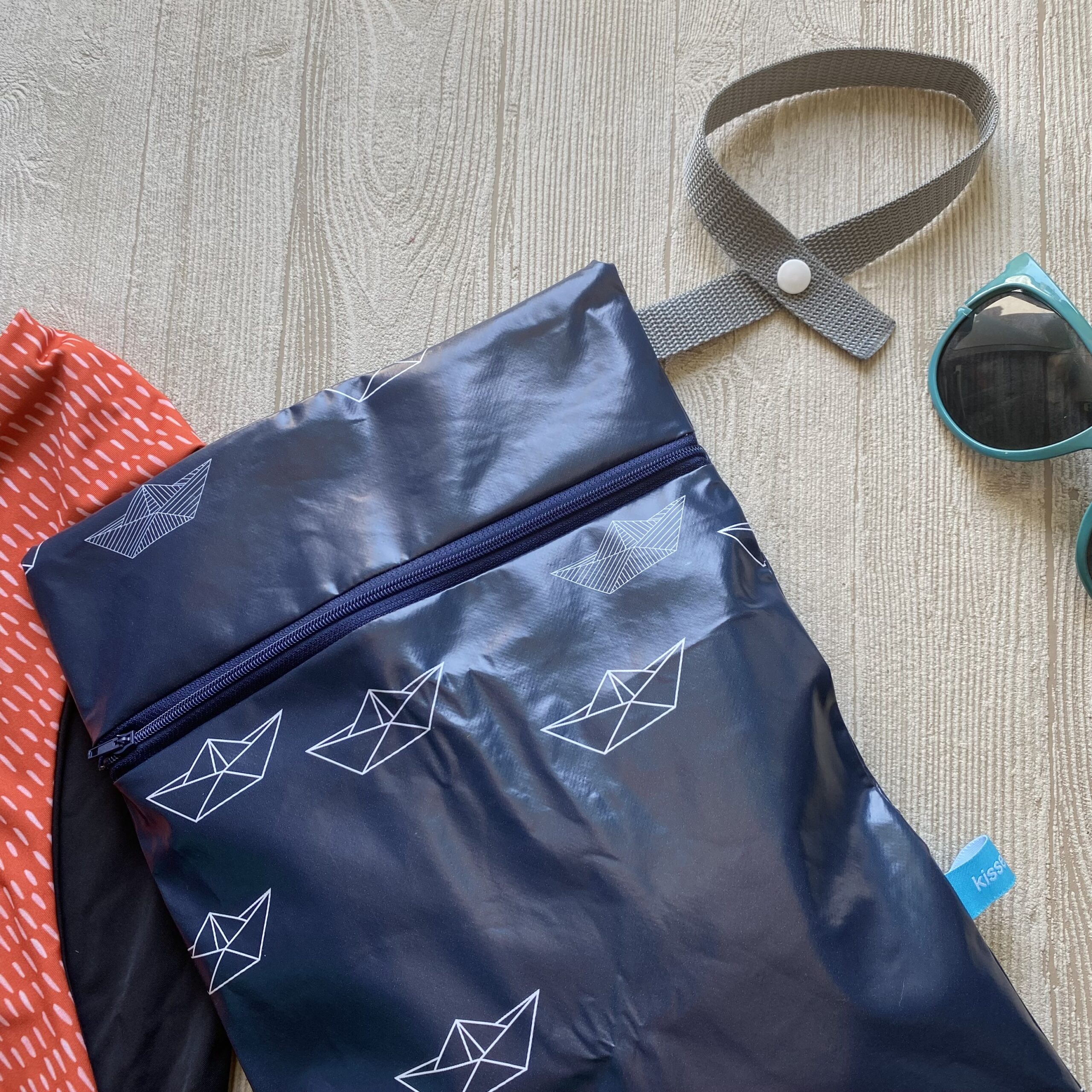 maritimes Wetbag mit Booten, dunkelblau, Schwimmtasche, Nasstasche mit Aufhängung & faltbar für nasse Badekleidung oder als Schampootasche, Motiv: Papierboote